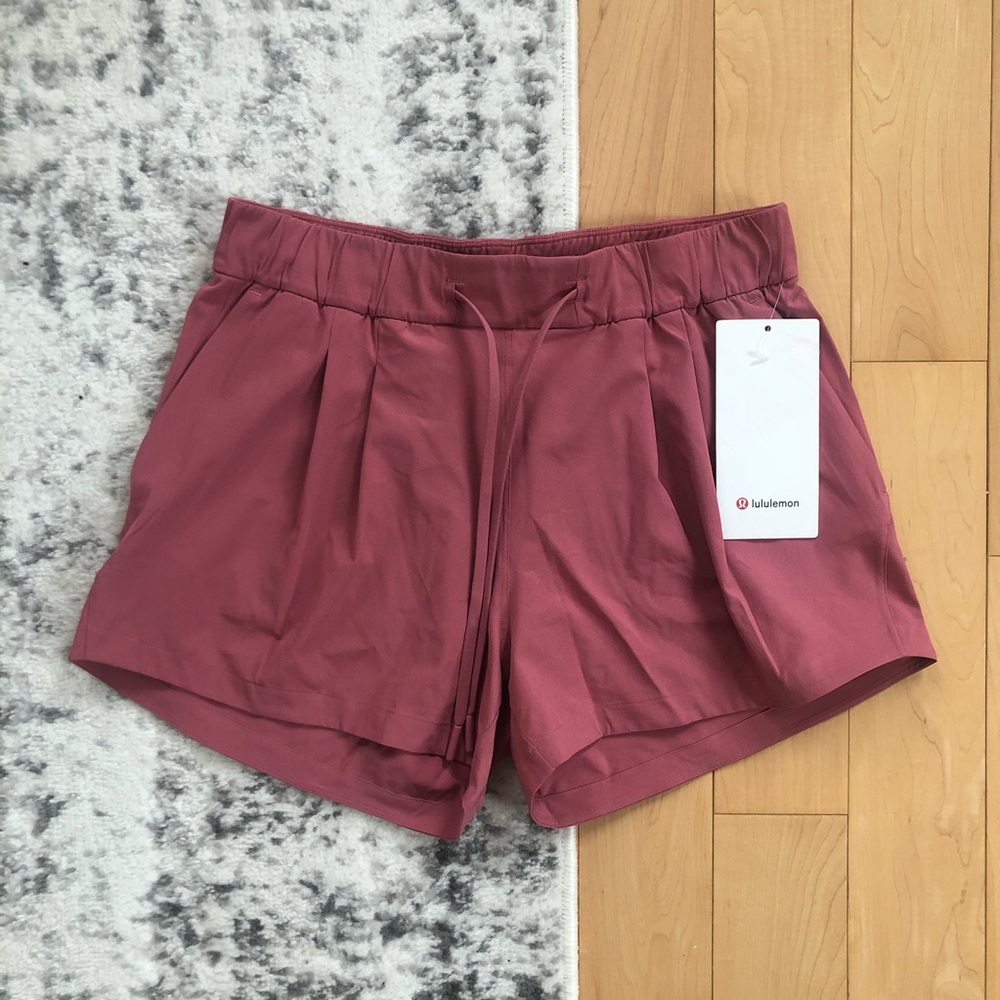 Lululemon - Stroll at Sundown Short 3"